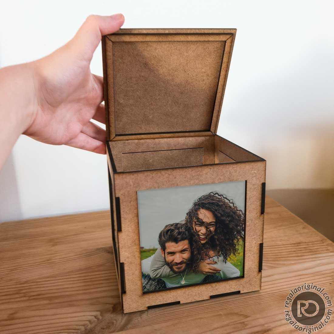 Regalo original  Caja grabada con 4 fotos y tapa personalizada
